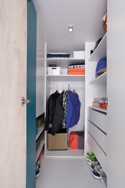 Rohová šatníková skriňa PL01 L/P biela/dub/morská 135x135x190