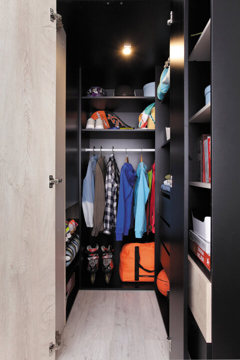 Rohová šatníková skriňa PL01 L/P čierna/dub/béžová 135x135x190